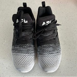 APL like new runners size 9.5/40